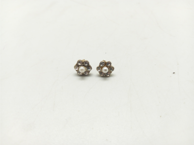 pearl-center-diamond-earrings